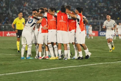 Festejo de los jugadores mendocinos tras la victoria de Independiente Rivadavia ante Bolívar en Santa Cruz de la Sierra