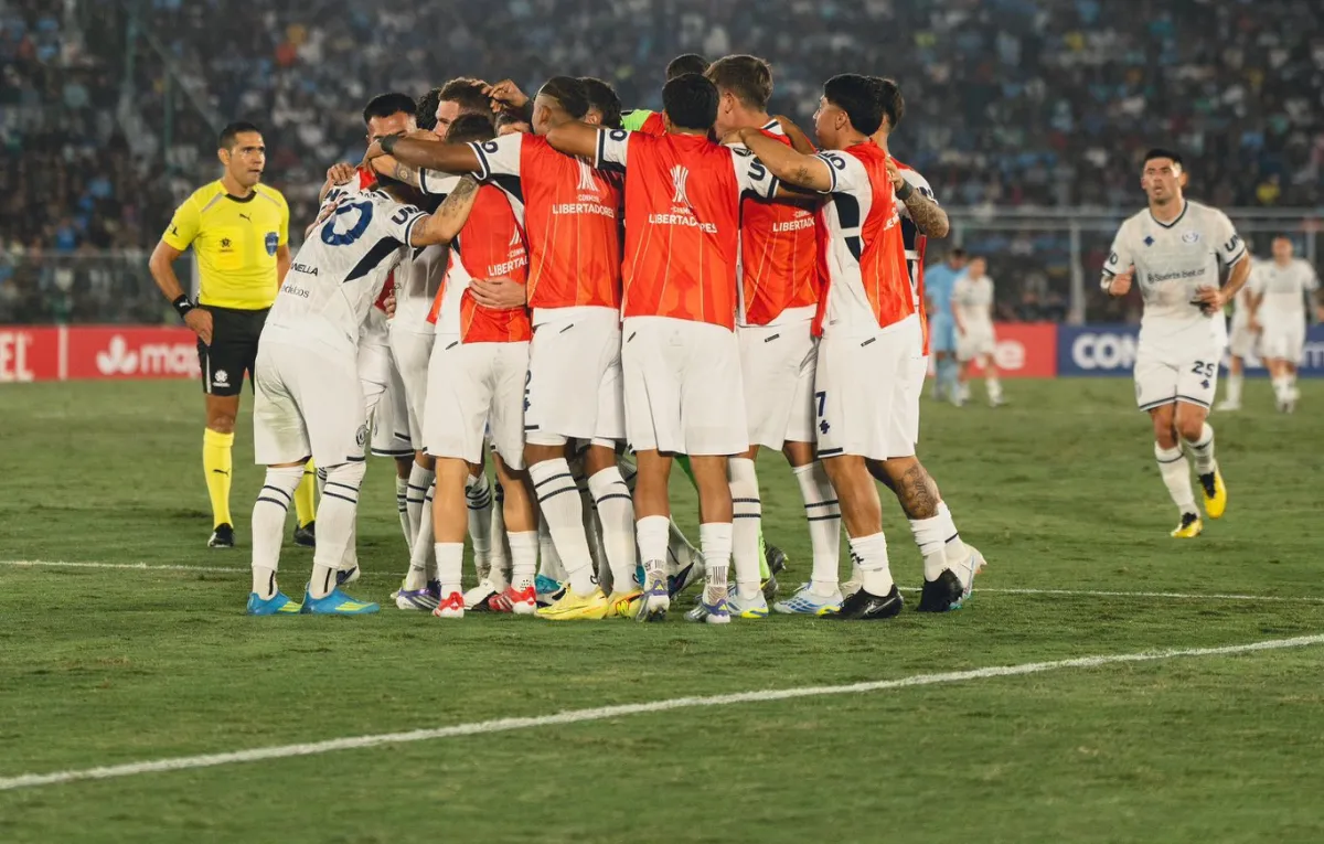 Festejo de los jugadores mendocinos tras la victoria de Independiente Rivadavia ante Bolívar en Santa Cruz de la Sierra