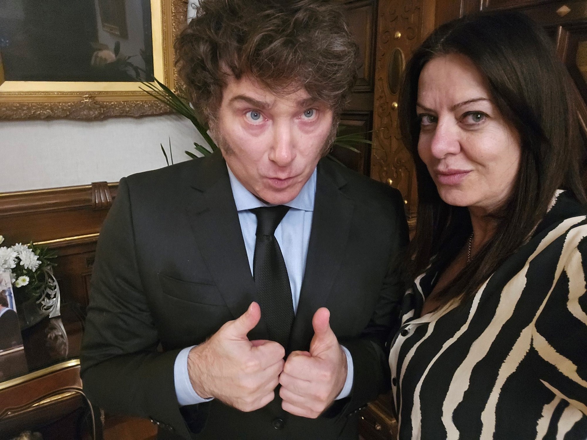 La denunciante Mila Zurbriggen realizando declaraciones ante la prensa luego de confirmarse que Mila Zurbriggen presentó una denuncia contra el oficialismo.