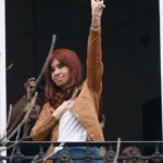 Militantes de agrupaciones peronistas durante un acto de protesta pública para exigir la libertad de la expresidenta de la Nación