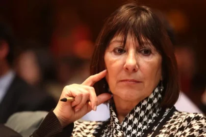 Felisa Miceli analiza en un estudio de radio el balance de las cuentas públicas que lo hacen objeto de debate