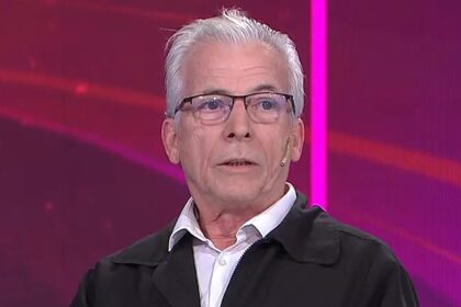 El actor argentino sonriente en el teatro tras el susto por la salud de Gerardo Romano en Buenos Aires.
