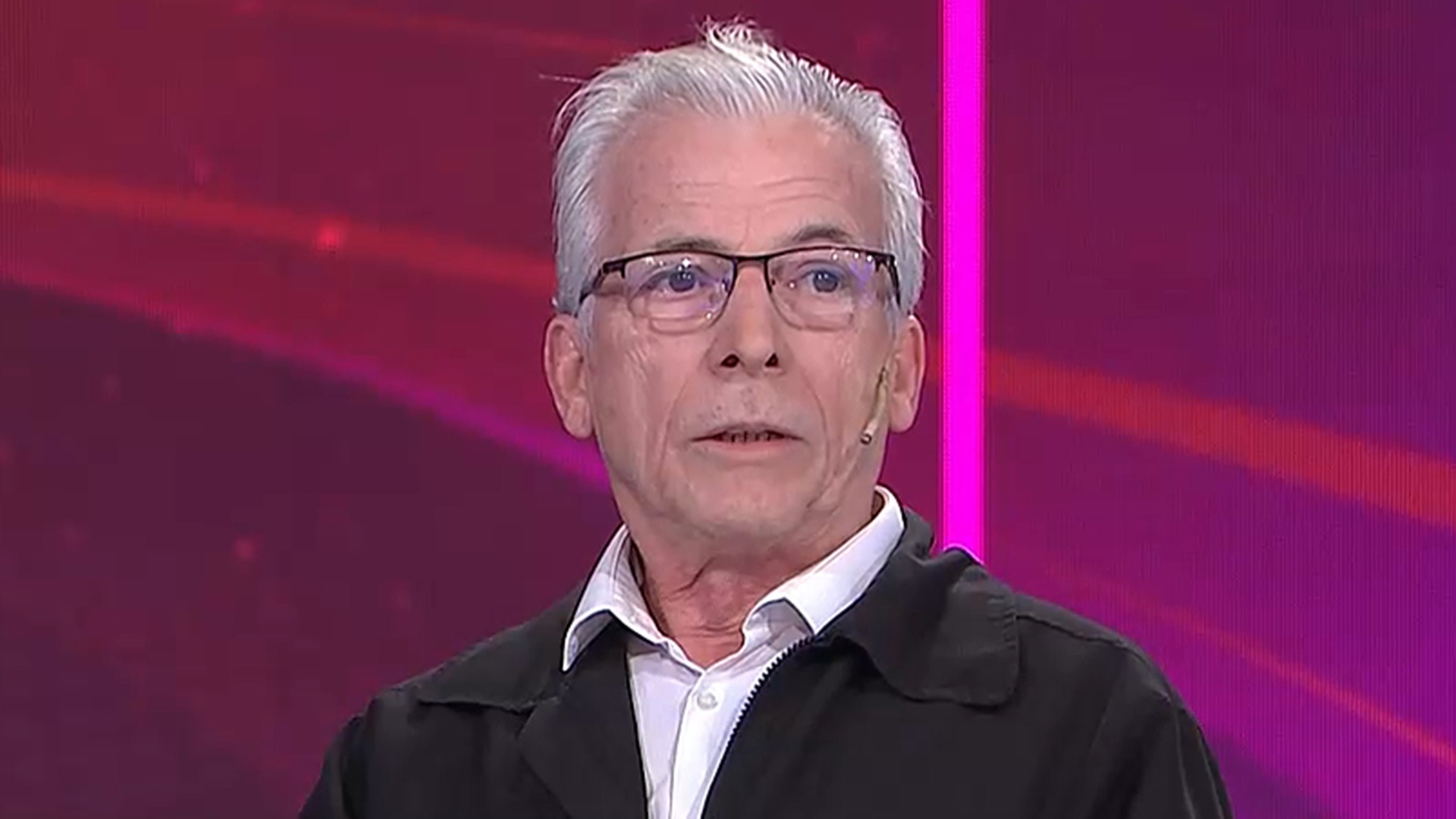 El actor argentino sonriente en el teatro tras el susto por la salud de Gerardo Romano en Buenos Aires.