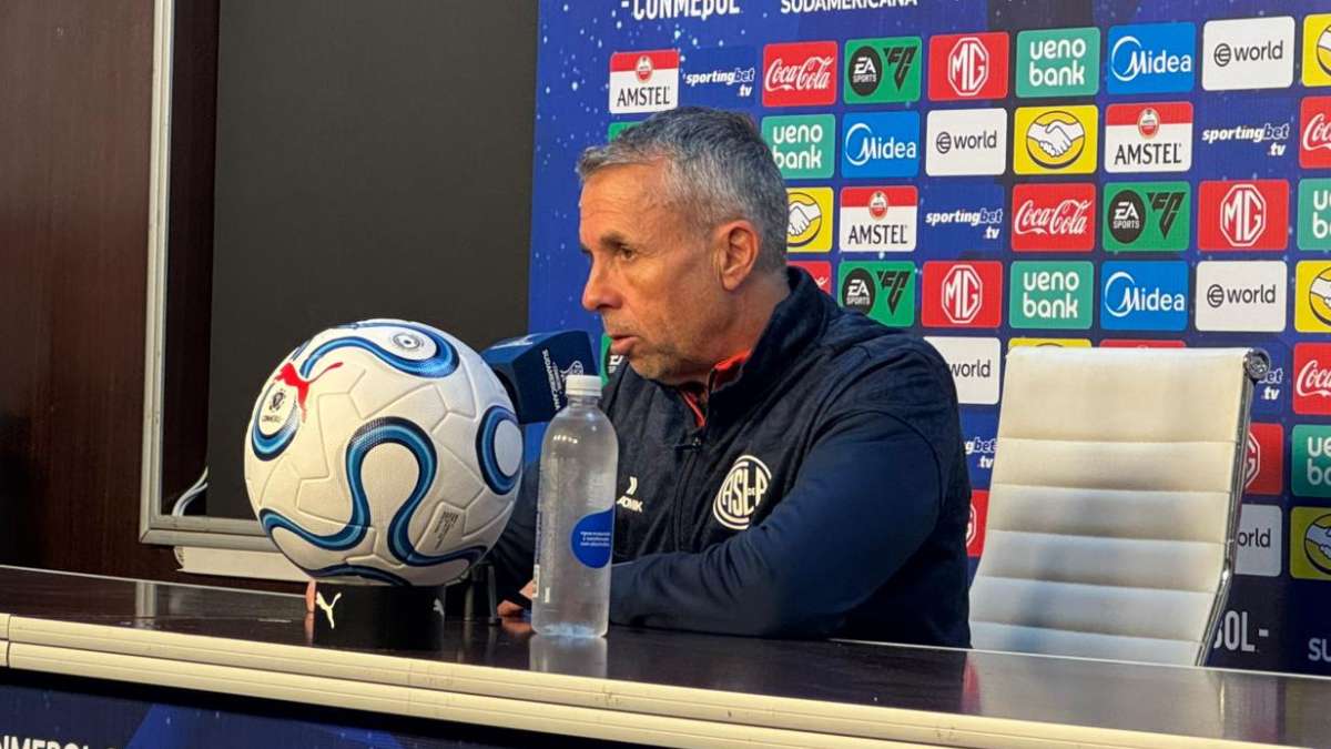 El director técnico Gustavo Álvarez analiza los errores defensivos que provocaron la eliminación de San Lorenzo en la Copa Sudamericana