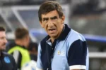 El entrenador Gustavo Costas saludando a la tribuna en el Cilindro de Avellaneda luego de confirmarse que Gustavo Costas se despidió de la institución.