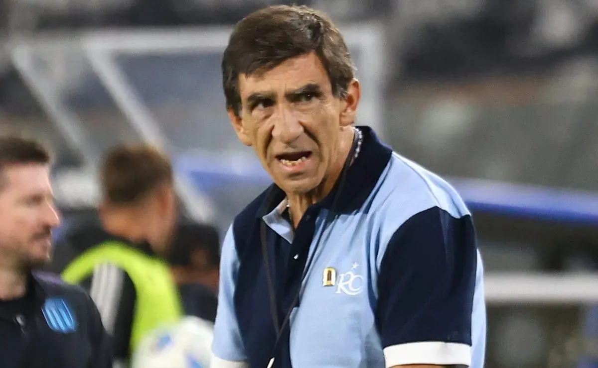 El entrenador Gustavo Costas saludando a la tribuna en el Cilindro de Avellaneda luego de confirmarse que Gustavo Costas se despidió de la institución.