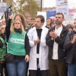 Columna de trabajadores del área médica liderada por el ministro de Salud Nicolás Kreplak