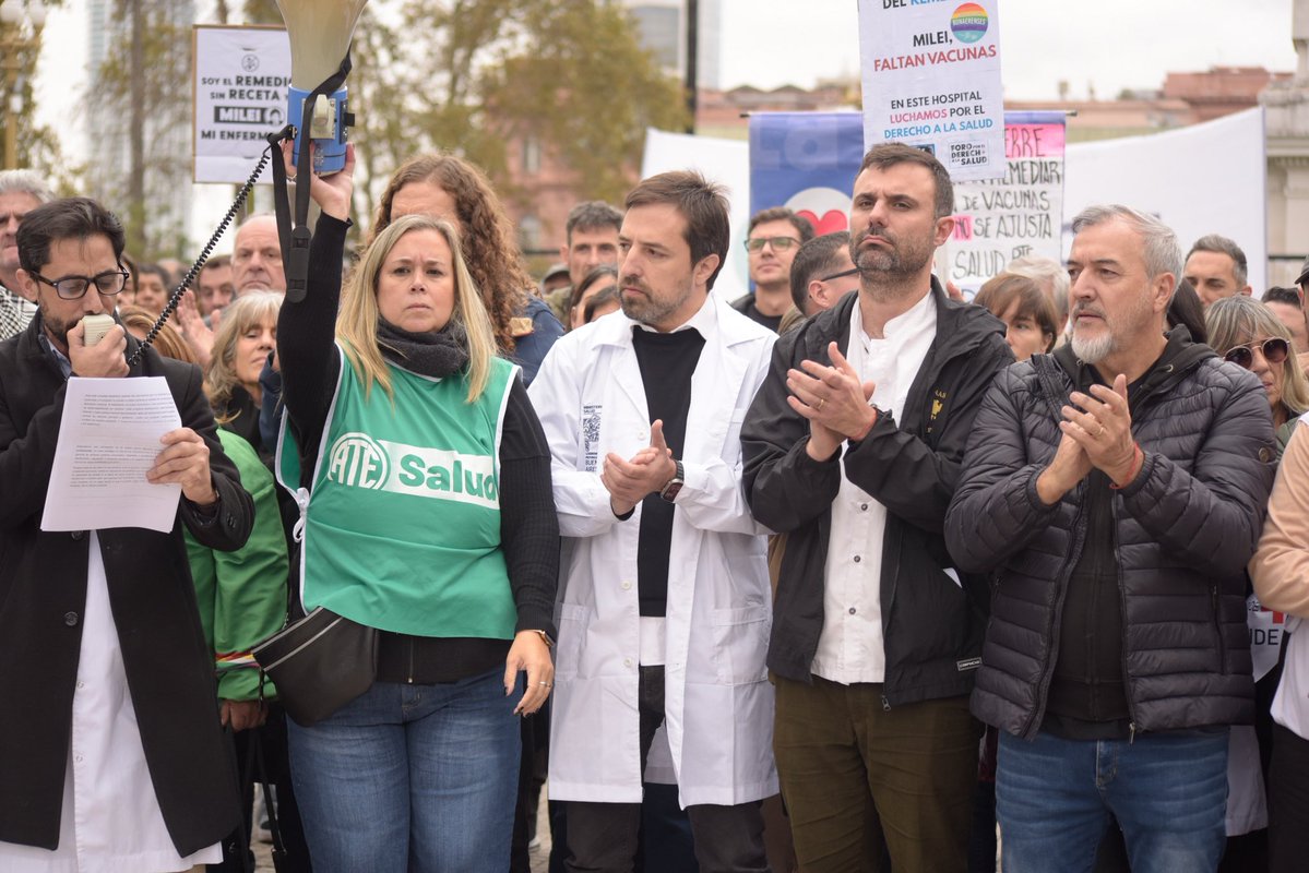 Columna de trabajadores del área médica liderada por el ministro de Salud Nicolás Kreplak