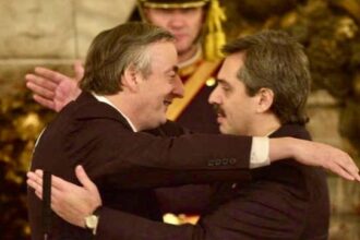 Imagen histórica de archivo del año 2003 donde Alberto Fernández recordó a su par político al asumir la Jefatura de Gabinete.
