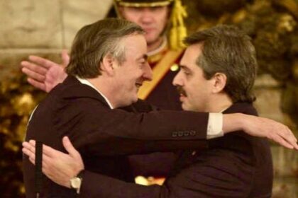 Imagen histórica de archivo del año 2003 donde Alberto Fernández recordó a su par político al asumir la Jefatura de Gabinete.