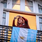 Mayra Mendoza exige la liberación de la expresidenta durante una transmisión en vivo en un estudio multimedia