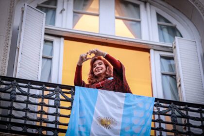Mayra Mendoza exige la liberación de la expresidenta durante una transmisión en vivo en un estudio multimedia