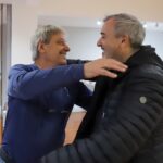 El dirigente sindical Rodolfo Aguiar hablando con firmeza ante una asamblea de trabajadores en el momento exacto en que Rodolfo Aguiar rechazó la medida judicial.