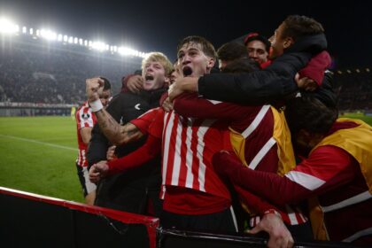 El mediocampista Mikel Amondarain celebra el gol que le dio el pase a octavos de final a Estudiantes frente a Independiente Medellín