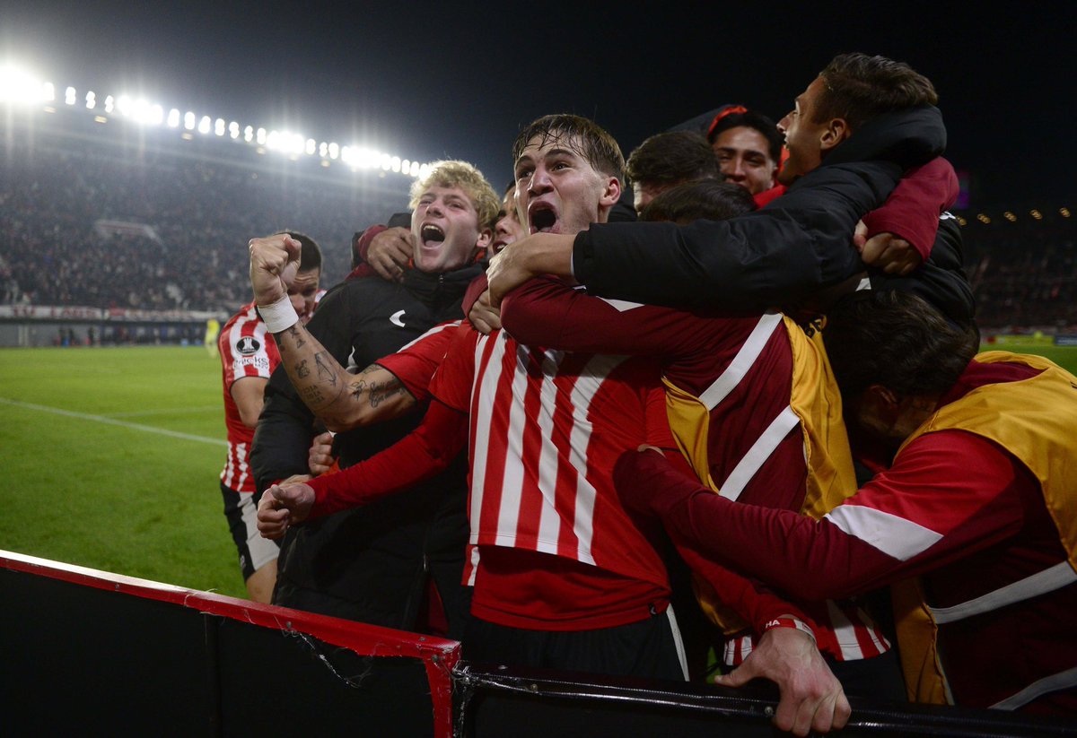 El mediocampista Mikel Amondarain celebra el gol que le dio el pase a octavos de final a Estudiantes frente a Independiente Medellín
