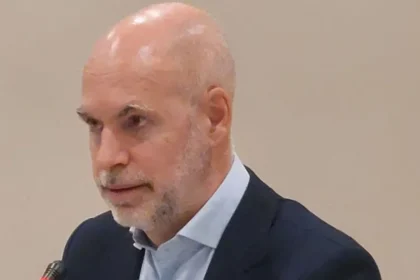 Horacio Rodríguez Larreta durante una entrevista televisiva expresando sus críticas de Horacio Rodríguez Larreta a Milei