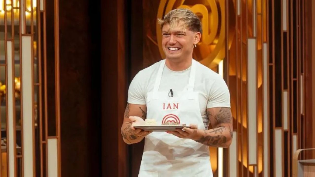 El influencer Ian Lucas durante una gala televisiva antes de evaluar romper su contrato con Telefe por desacuerdos logísticos.