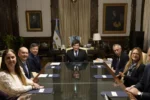 El presidente Javier Milei lidera la reunión sobre inversiones en investigación clínica con directivos de CAEME en Casa Rosada.