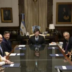 El presidente Javier Milei lidera la reunión sobre inversiones en investigación clínica con directivos de CAEME en Casa Rosada.