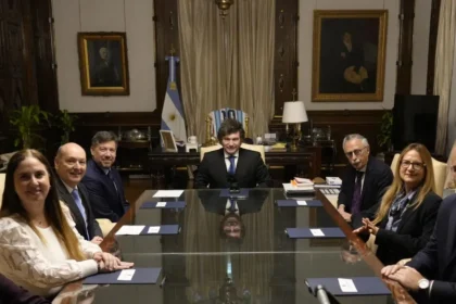 El presidente Javier Milei lidera la reunión sobre inversiones en investigación clínica con directivos de CAEME en Casa Rosada.