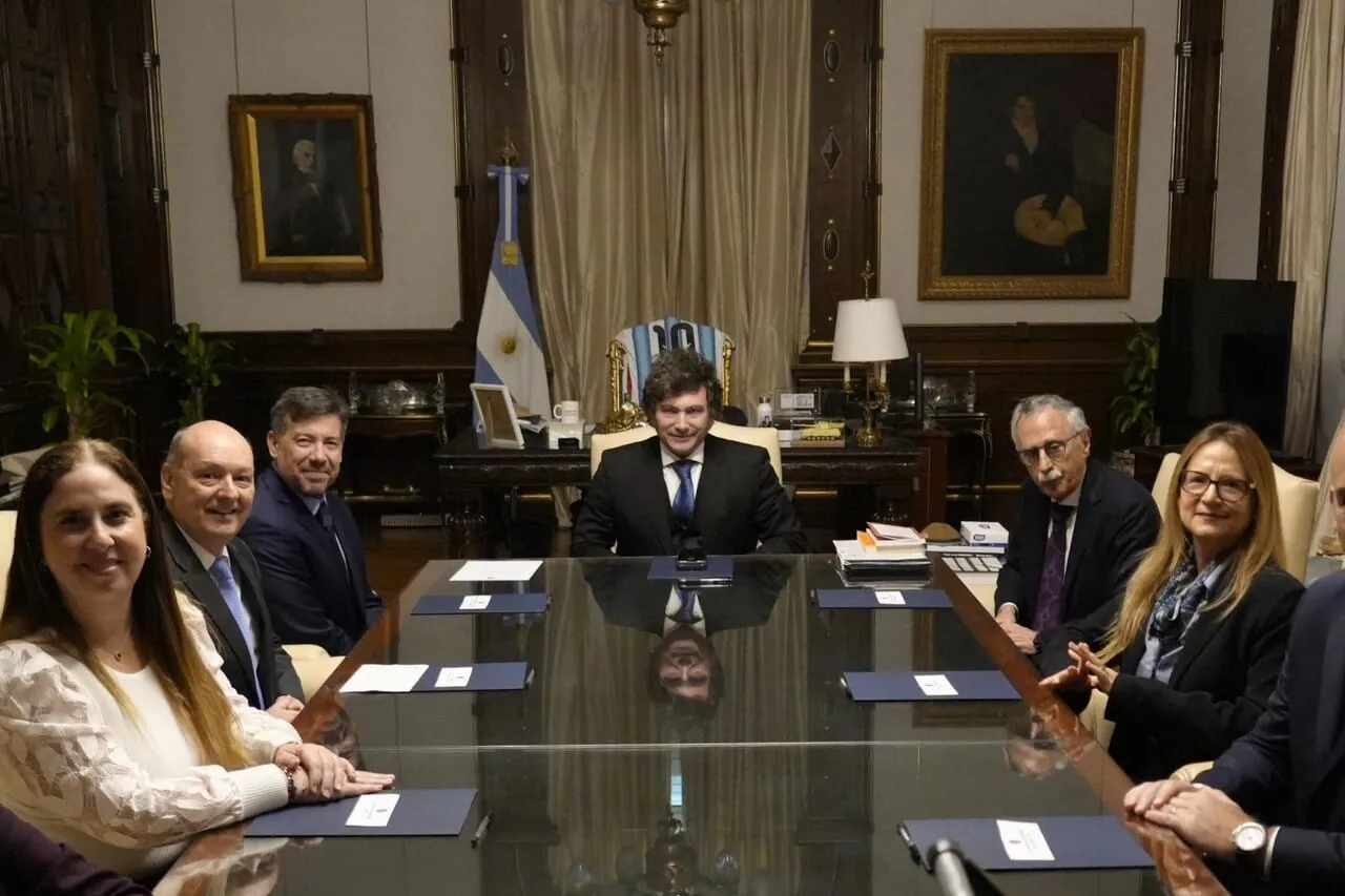El presidente Javier Milei lidera la reunión sobre inversiones en investigación clínica con directivos de CAEME en Casa Rosada.