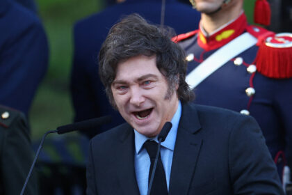 El presidente de la Nación durante una entrevista radial en la que Javier Milei se refirió a las proyecciones económicas de la administración libertaria.
