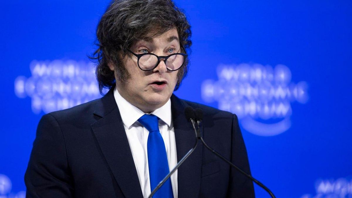El politólogo Juan Negri analizando las variables estadísticas en el momento exacto en que el informe de la Universidad Di Tella midió el humor social.