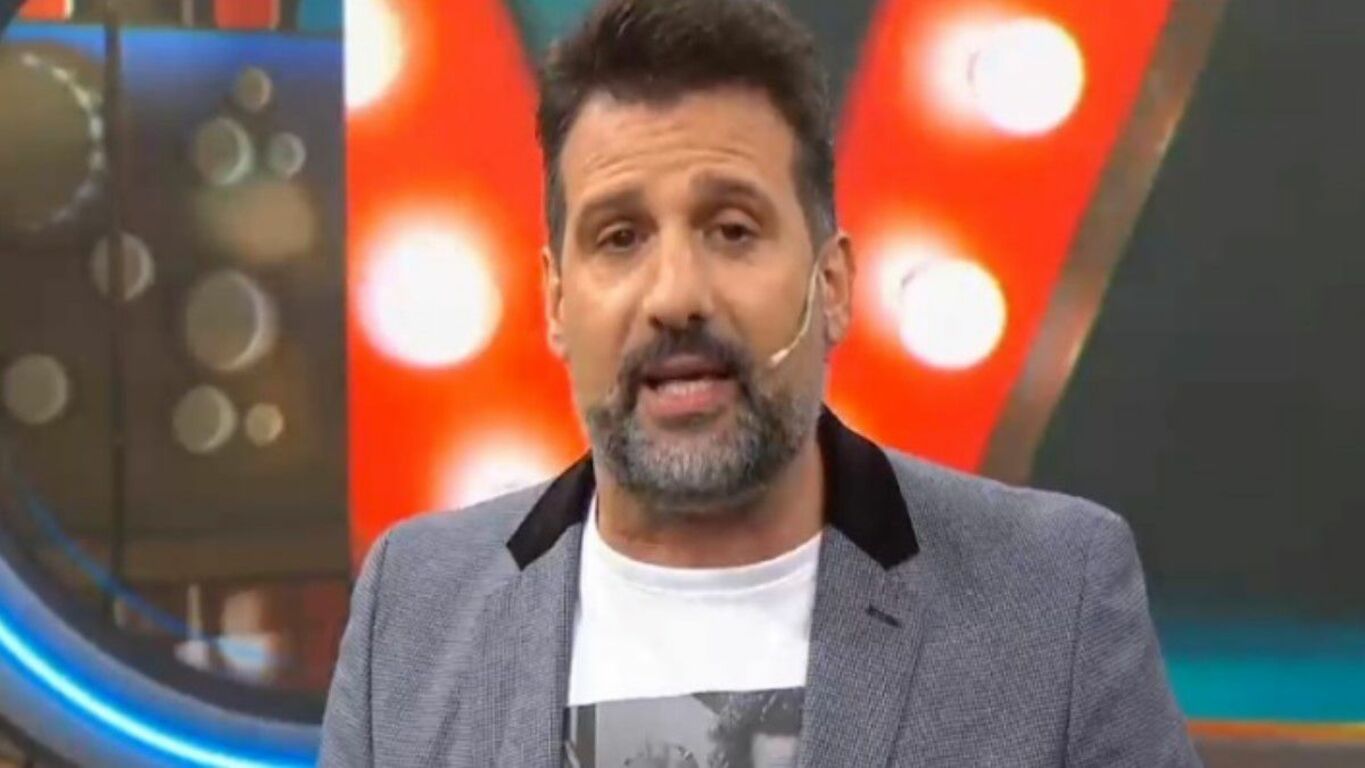 El conductor José María Listorti opinando frente a los micrófonos sobre el rumbo de Gran Hermano en la televisión argentina