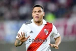 El mediocampista colombiano analiza el futuro de Juan Fernando Quintero mientras observa un partido desde el banco de suplentes de River
