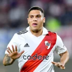 El mediocampista colombiano analiza el futuro de Juan Fernando Quintero mientras observa un partido desde el banco de suplentes de River