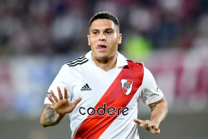 El mediocampista colombiano analiza el futuro de Juan Fernando Quintero mientras observa un partido desde el banco de suplentes de River
