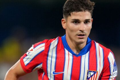 Julián Álvarez el destacado delantero de la Selección Argentina en un partido europeo