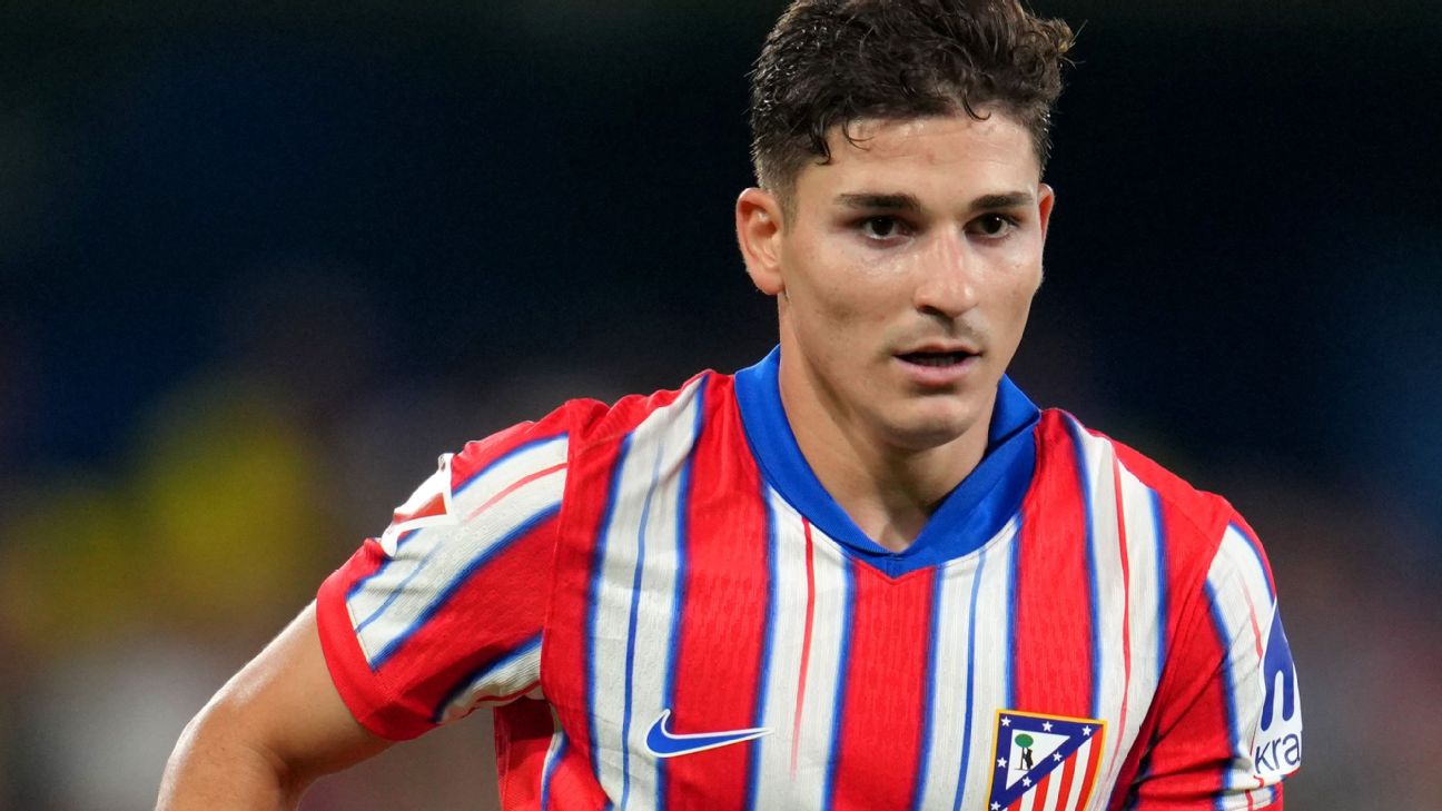 Julián Álvarez el destacado delantero de la Selección Argentina en un partido europeo