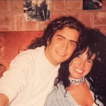 La panelista Marixa Balli sonriendo en el estudio de televisión en el instante en que Marixa Balli recordó con alegría sus vivencias junto al cantante.
