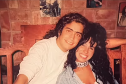 La panelista Marixa Balli sonriendo en el estudio de televisión en el instante en que Marixa Balli recordó con alegría sus vivencias junto al cantante.