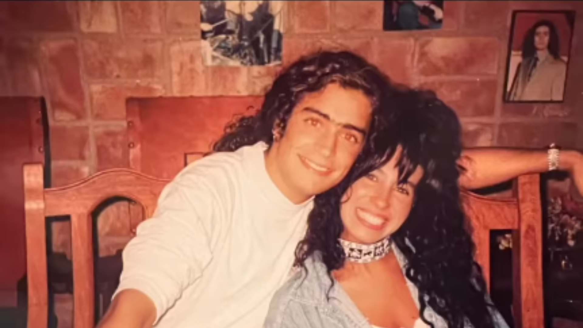 La panelista Marixa Balli sonriendo en el estudio de televisión en el instante en que Marixa Balli recordó con alegría sus vivencias junto al cantante.