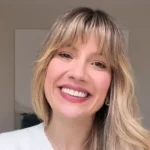 La conductora Laurita Fernández sonríe durante una entrevista televisiva al hablar sobre el vínculo con sus exparejas.