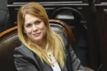 La legisladora nacional de perfil libertario gesticulando de forma efusiva en el momento exacto en que Lilia Lemoine cruzó al analista de televisión.