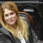 La legisladora nacional de perfil libertario gesticulando de forma efusiva en el momento exacto en que Lilia Lemoine cruzó al analista de televisión.