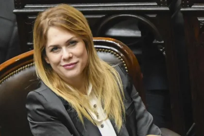 La legisladora nacional de perfil libertario gesticulando de forma efusiva en el momento exacto en que Lilia Lemoine cruzó al analista de televisión.