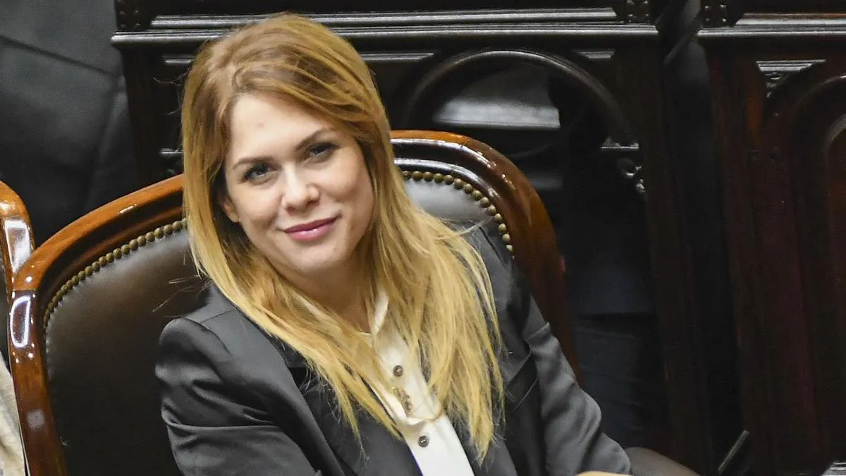 La legisladora nacional de perfil libertario gesticulando de forma efusiva en el momento exacto en que Lilia Lemoine cruzó al analista de televisión.