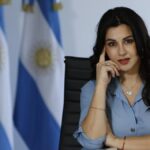 Góndola de supermercado con sellos alimenticios en medio de los debates por los cambios en el etiquetado frontal en Argentina.