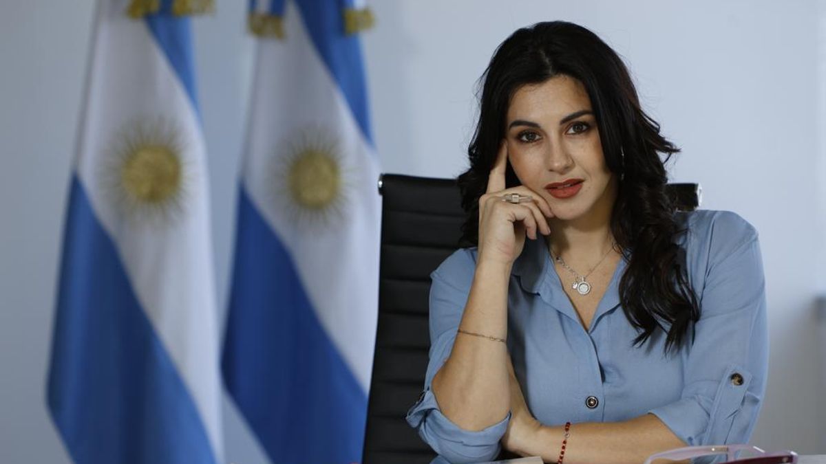 Góndola de supermercado con sellos alimenticios en medio de los debates por los cambios en el etiquetado frontal en Argentina.