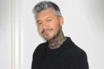Marcelo Tinelli observando su teléfono celular antes del incidente digital donde perdió su perfil oficial.