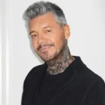 Marcelo Tinelli observando su teléfono celular antes del incidente digital donde perdió su perfil oficial.
