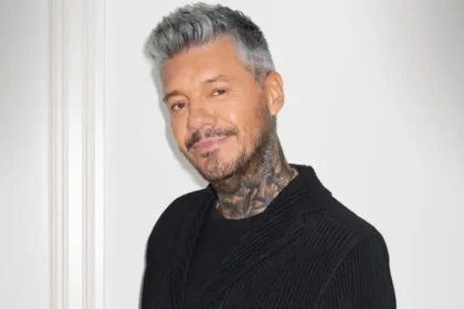 Marcelo Tinelli observando su teléfono celular antes del incidente digital donde perdió su perfil oficial.