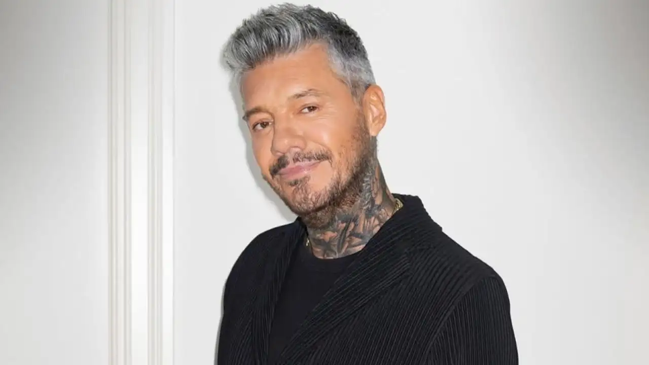Marcelo Tinelli observando su teléfono celular antes del incidente digital donde perdió su perfil oficial.