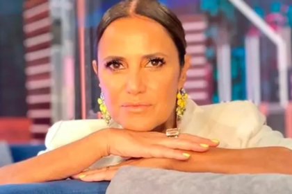 María Fernanda Callejón conmovida en el estudio de televisión donde denunció las agresiones de su exesposo.
