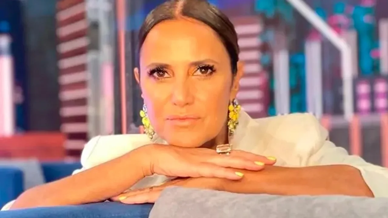 María Fernanda Callejón conmovida en el estudio de televisión donde denunció las agresiones de su exesposo.