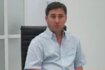 El senador Martín Goerling en su despacho debatiendo sobre el pliego de María Verónica Michelli para la justicia federal.